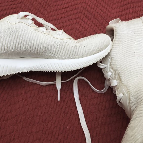 White Skechers Sneakers 7. - Picture 2 of 5